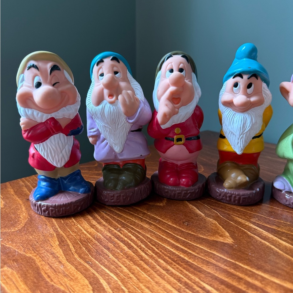 Disney Seven Dwarfs Vintage Squeak Toy Figurine Full Lot Set of 7 Like New - Picture 5 of 12